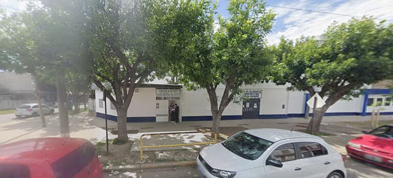 Atacaron a tiros una escuela primaria de Villa Gobernador Gálvez: un nene encontró las balas en la vereda