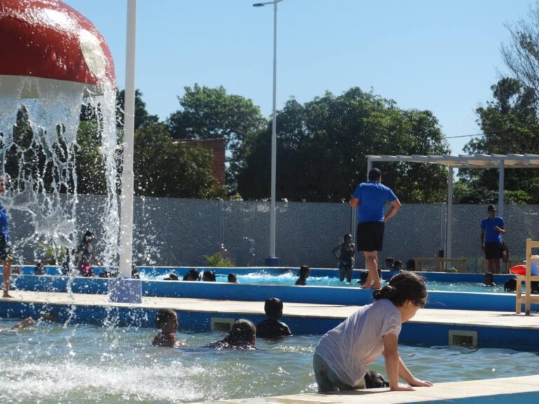 Tres Lagunas disfruta del verano en las instalaciones de su flamante pileta municipal