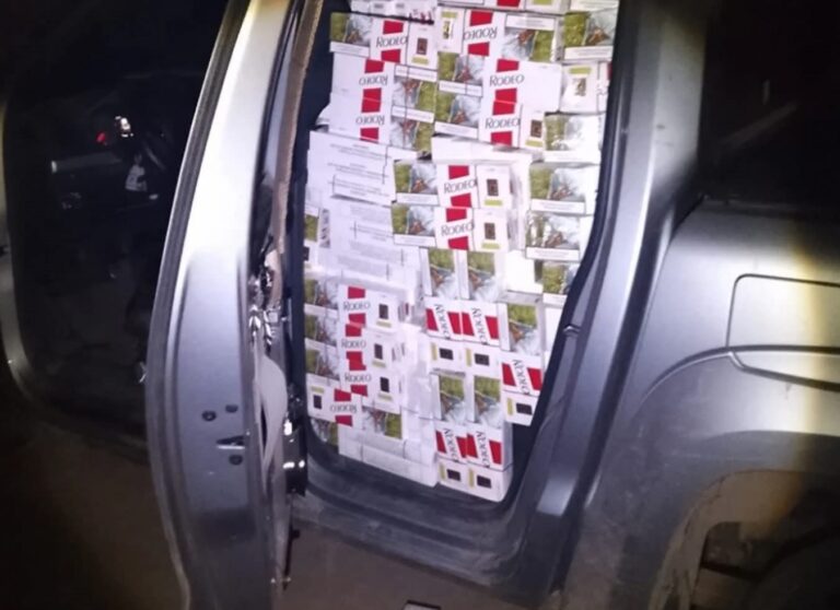 Embistió un control policial con una camioneta robada y terminó detenido: llevaba cigarrillos de contrabando