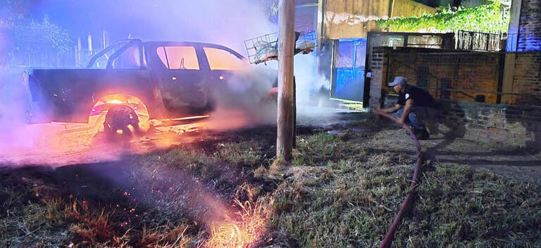 Inadaptados incendiaron una camioneta en B Namuncurá