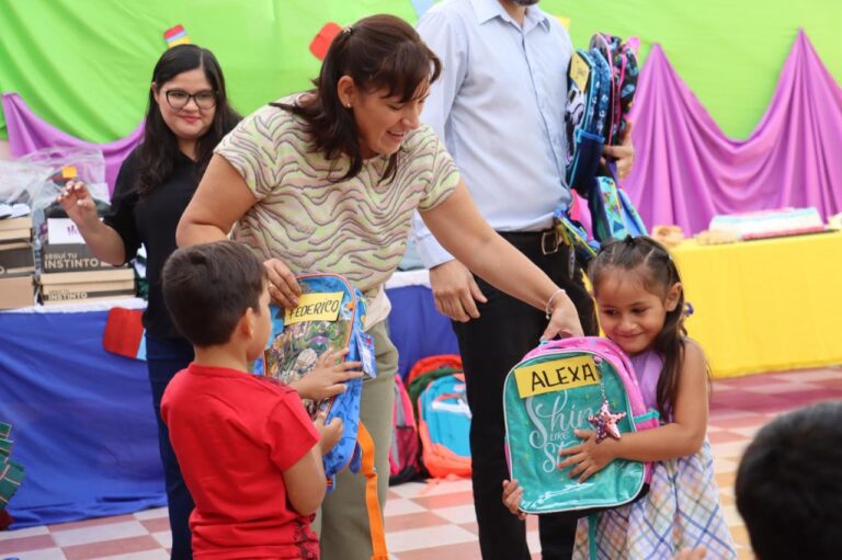 El Gobierno de Formosa entregó más de 90 kits escolares y uniformes a niñas, niños y adolescentes de residencias