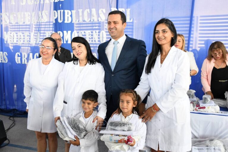 Solís aseguró que no hay otra provincia que esté inaugurando tres edificios educativos en el inicio del ciclo lectivo