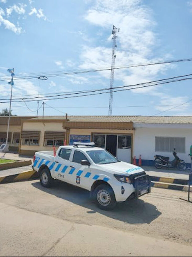 El conductor de una moto sufrió lesiones graves al chocar contra un acoplado