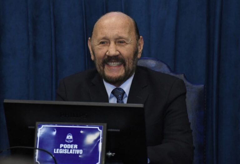 El gobernador Insfrán anunció un aumento del 14% para estatales