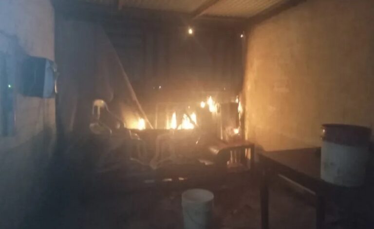 Prisión preventiva para la mujer que incendió la casa de su vecino del barrio Salvador Gurrieri