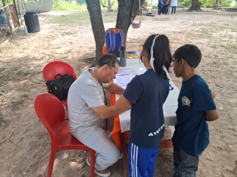 El centro de salud Dr. Ramón Carrillo concretó un operativo sanitario integral en Isla Apando