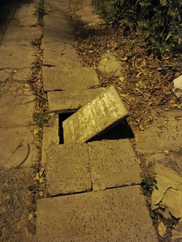 Accidente de mujer mayor expone riesgos por tapas de desagüe rotas