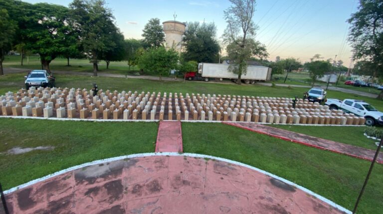 Chaco: Hallan 150.000 atados de cigarrillos que eran transportados de contrabando en un camión de patente paraguaya