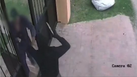 Brutal entradera a un jubilado en Villa Elisa: un video muestra el violento robo