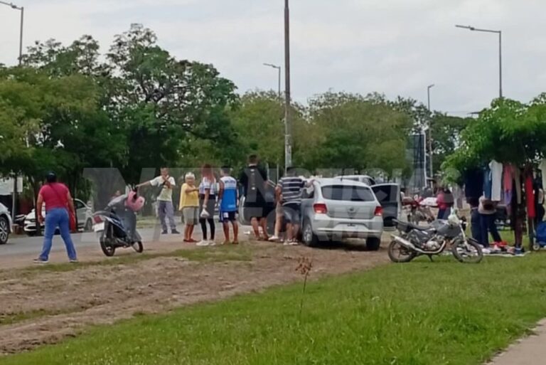 Perdió el control de su auto y embistió un poste de luz en una zona muy concurrida por estudiantes
