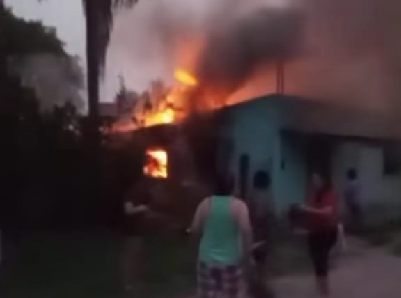 Piden ayuda para una madre que perdió todo tras el incendio de su casa