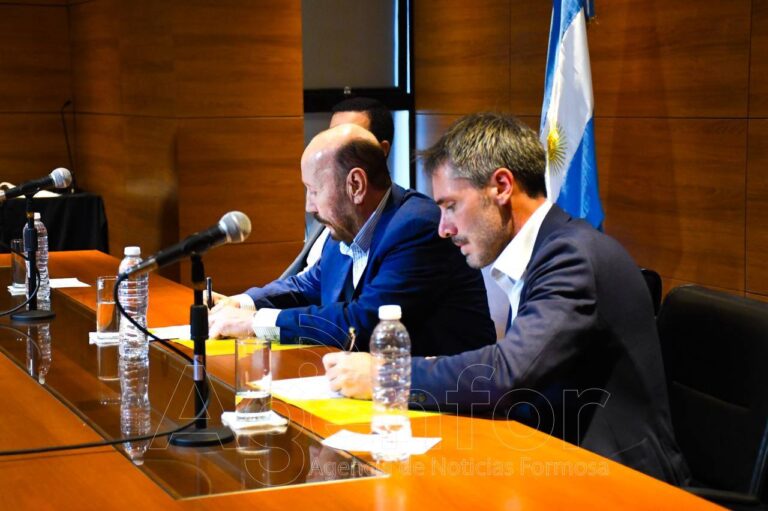 El gobernador Insfrán encabezó la firma de convenios estratégicos con el CFI