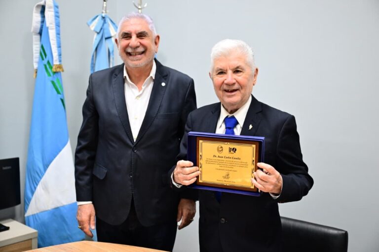 Jofré distinguió al Dr. Juan Carlos Candíapor casi seis décadas al servicio de la salud