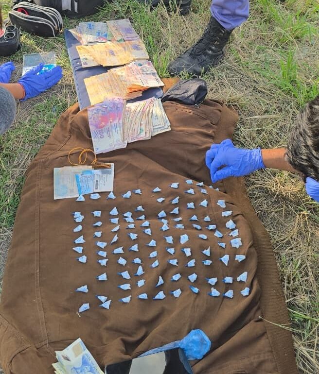 Aprehendieron a tres sujetos y secuestraron cocaína, marihuana, dinero y motos