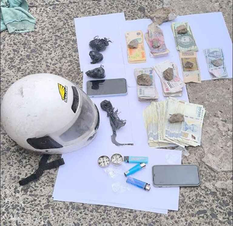 Apresaron a una pareja con marihuana y una importante suma de dinero