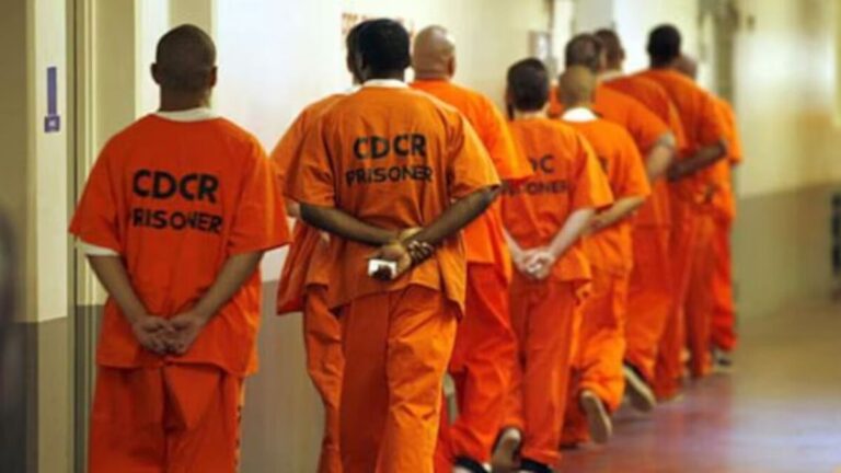 Mendoza analiza obligar a presos a usar uniforme naranja y prohibir las zapatillas deportivas en cárceles