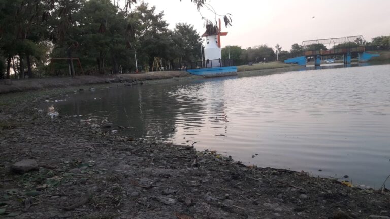 El lago artificial del Paraíso de los Niños sigue siendo foco de basura pese a recientes tareas de limpieza