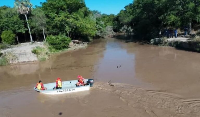 Buscan a un joven que fue arrastrado por el río Bermejo en el paraje Bermejito