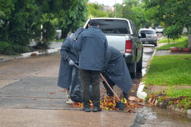 La Comuna trabajó en varios sectores de la ciudad para controlar desagües y bocas de tormenta