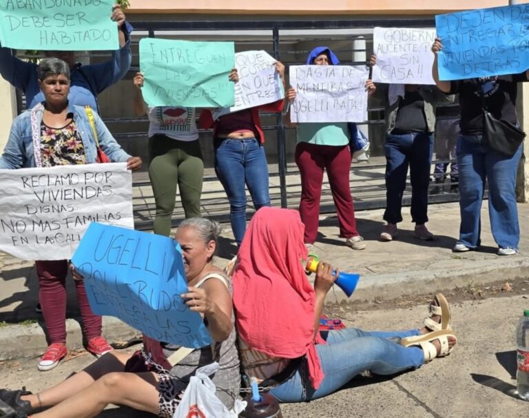 Mujeres se encadenaron frente al IPV y anuncian huelga de hambre por viviendas