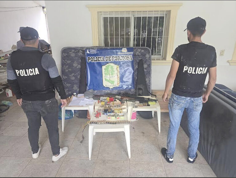 La Policía detuvo a un descontrolado sujeto que realizó desmanes en Laguna Blanca y Riacho He Hé