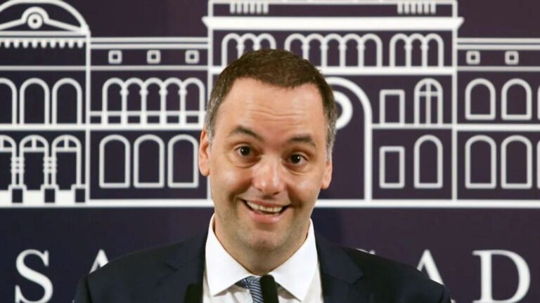 Denunciaron penalmente a Manuel Adorni por incluir a su esposa en la comitiva oficial que viajó a Nueva York