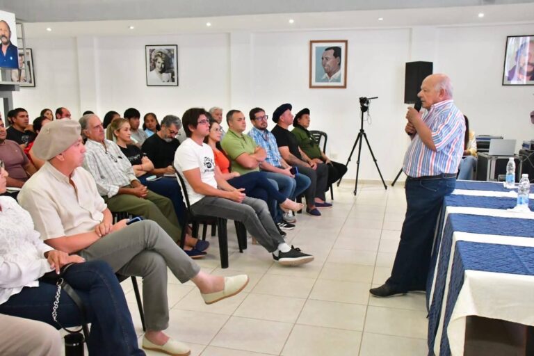 Charla abierta: el Ingeniero Jorge Román Disertó sobre PASTURAS en El Colorado