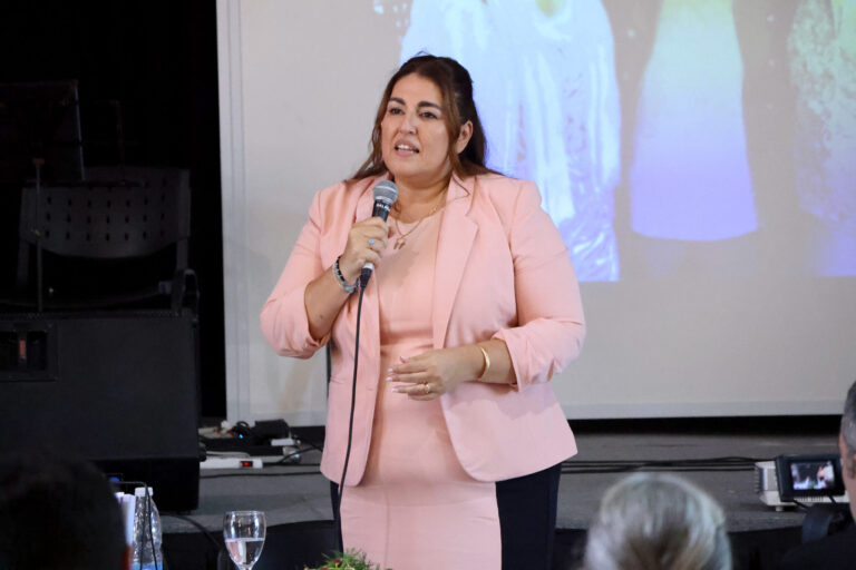 Fallo ejemplar resuelve conflicto familiar marcado por la brecha generacional y la invasión al hogar