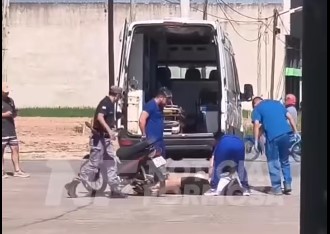 Una joven motociclista resultó herida tras chocar con un automóvil