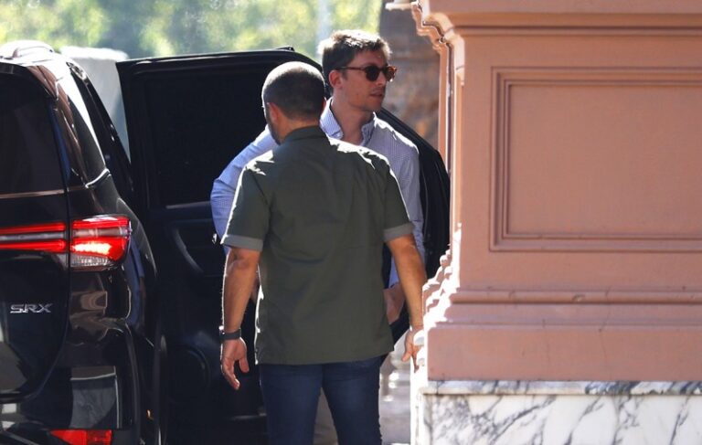 Paranoia en la Rosada porque desapareció la llave del salón de Las Fuerzas del Cielo y se robaron un kilo de miel