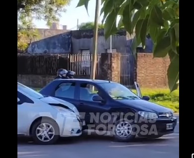 Choque entre dos autos en Trinidad González y Arenales