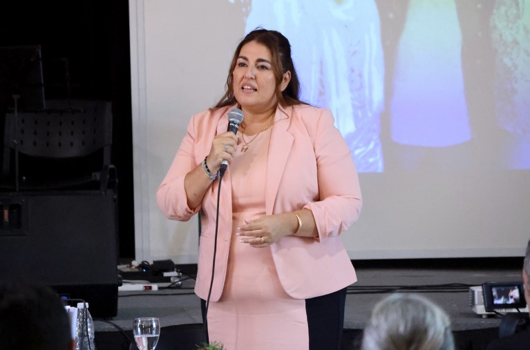 Fallo ejemplar resuelve conflicto familiar marcado por la brecha generacional y la invasión al hogar