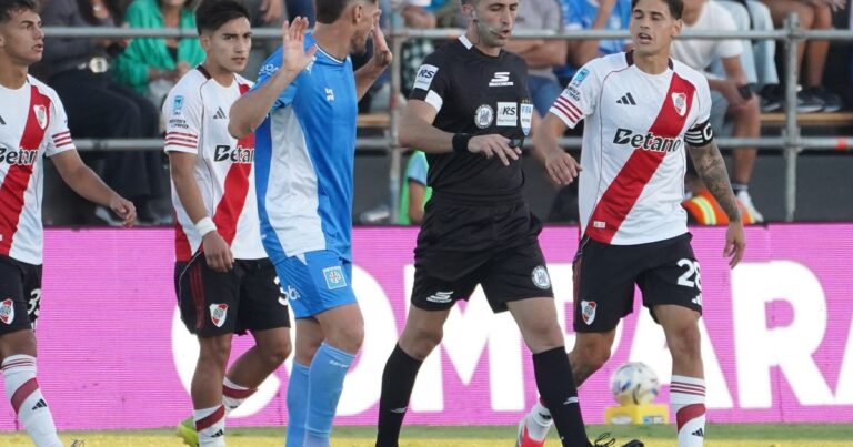 River y Estudiantes (RC) «un partido malísimo» donde no se jugó: 94 interrupciones y 19 minutos detenido por el VAR