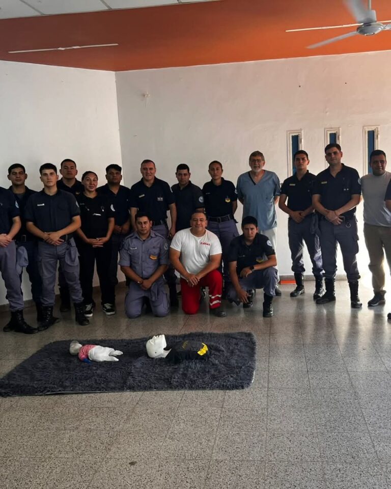 Personal de salud capacitó a efectivos policiales en respuesta ante emergencias en Las Lomitas
