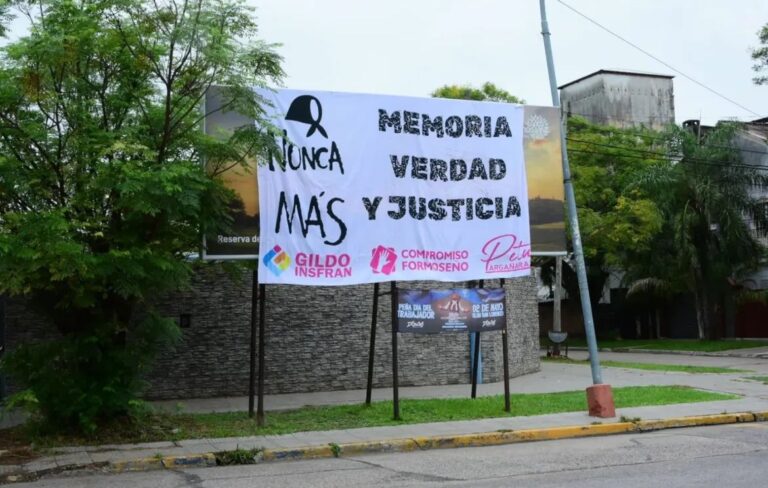 A 50 años del golpe: El eco del Nunca Más resonó en la Plaza San Martín