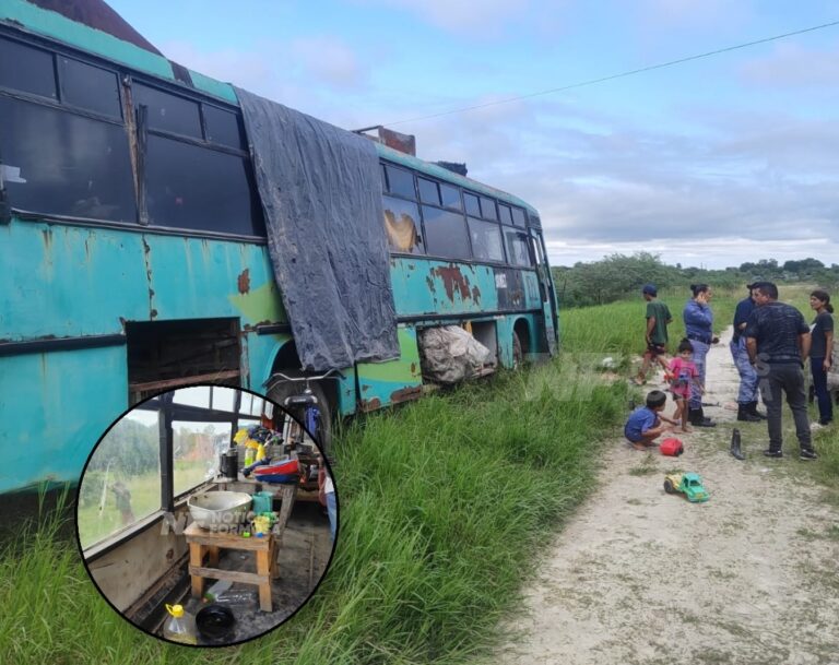 Una madre se refugió con sus cinco hijos en un colectivo abandonado