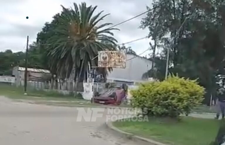 Un auto terminó ruedas para arriba en una vereda tras violento vuelco