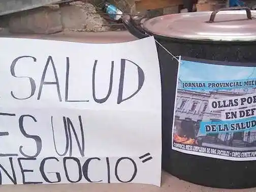Imagen ilustrativa de un hospital y dinero, simbolizando recorte presupuestario en salud