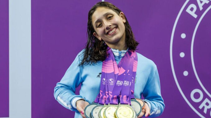 Agostina Hein celebrando su victoria en los 400 metros combinados en Mónaco
