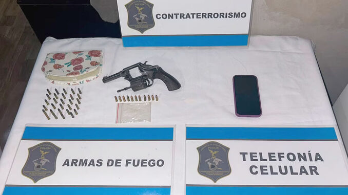 Policía Bonaerense durante allanamiento en José C. Paz por amenazas escolares