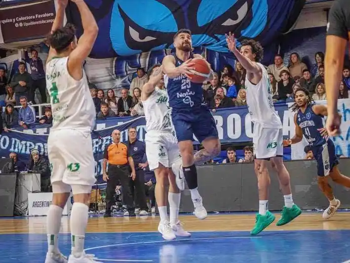Jugadores de Argentino de Junín celebrando la victoria en el Fortín de Las Morochas