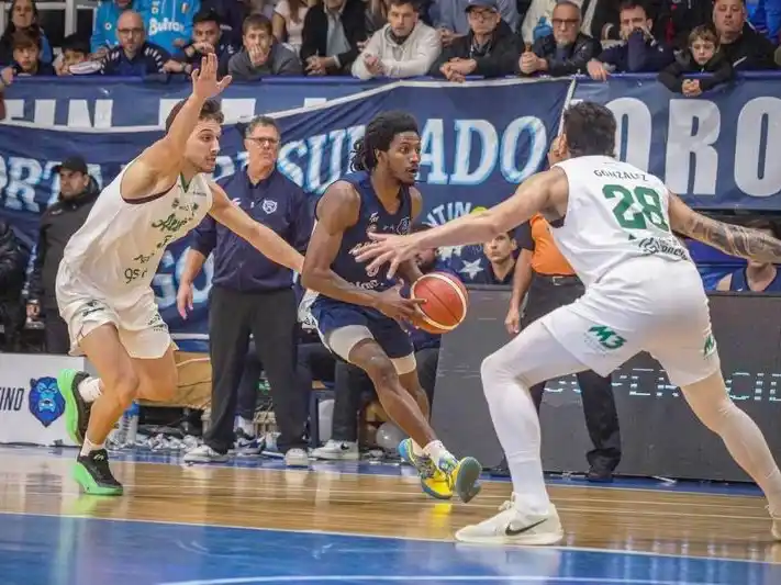 Partido de básquet entre Argentino y Atenas en el Fortín de Las Morochas