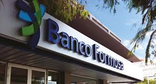 Edificio de Banco Formosa con logo institucional