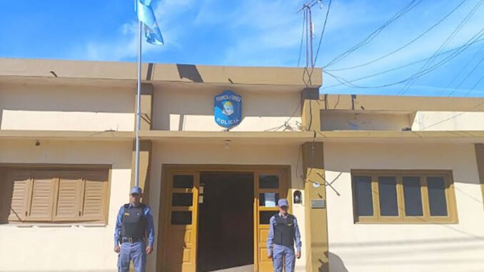 Efectivos policiales en un operativo de búsqueda en zona rural de Colonia Lote 20