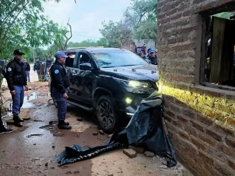 Camioneta Toyota SW4 incrustada en una vivienda del barrio Obrero de Ingeniero Juárez