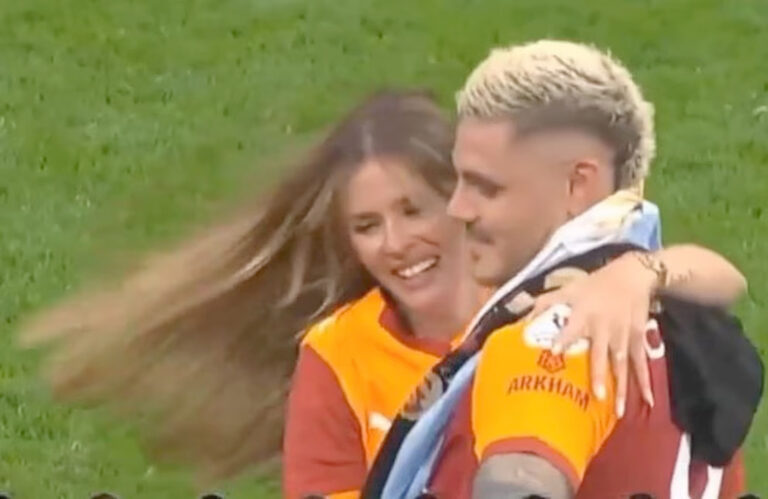China Suárez con camiseta del Galatasaray celebrando el título junto a Mauro Icardi y sus hijos en el estadio Rams Park
