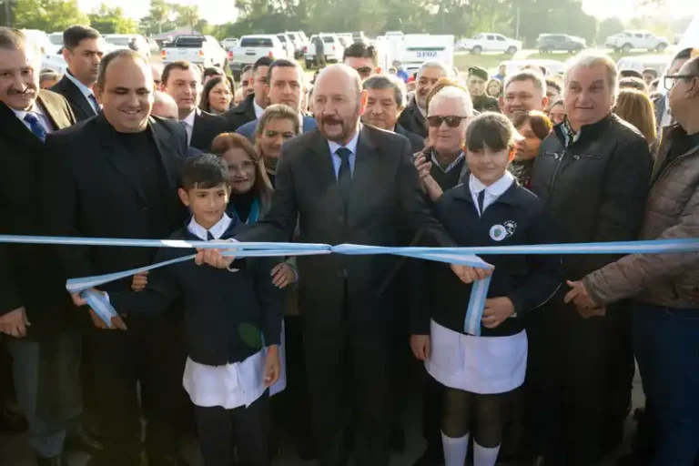 Inauguración de escuelas en Formosa con techos azules