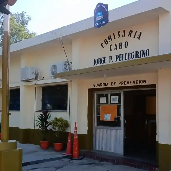 Efectivos policiales realizan un control de rutina en la vía pública de General Mansilla
