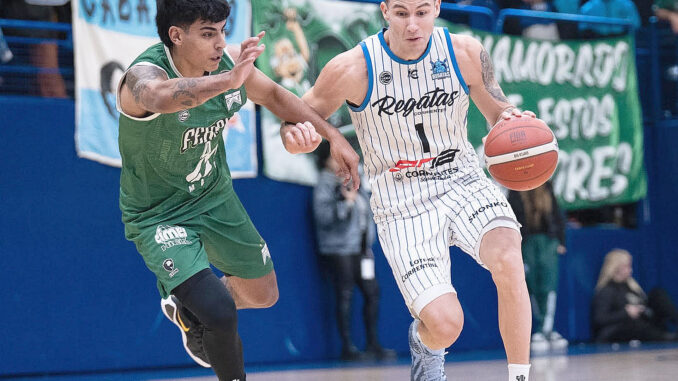 Partido de básquet entre Regatas Corrientes y Ferro Carril Oeste