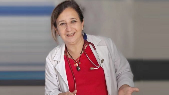 Directora del Hospital Distrital de Ibarreta, Vivian González, en su consultorio